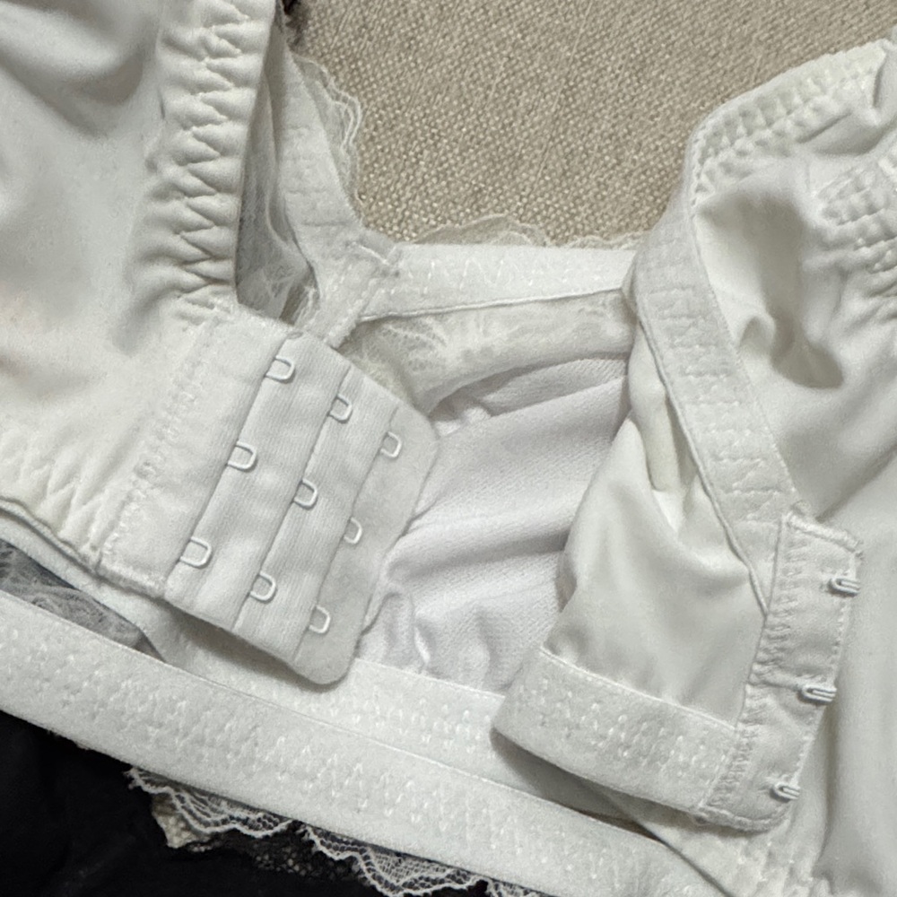 Breezies 3 Pack of Bras-No Wire/No Padding-3 Hook Back-Lace Detail-Sz Large-EUC - Picture 9 of 16